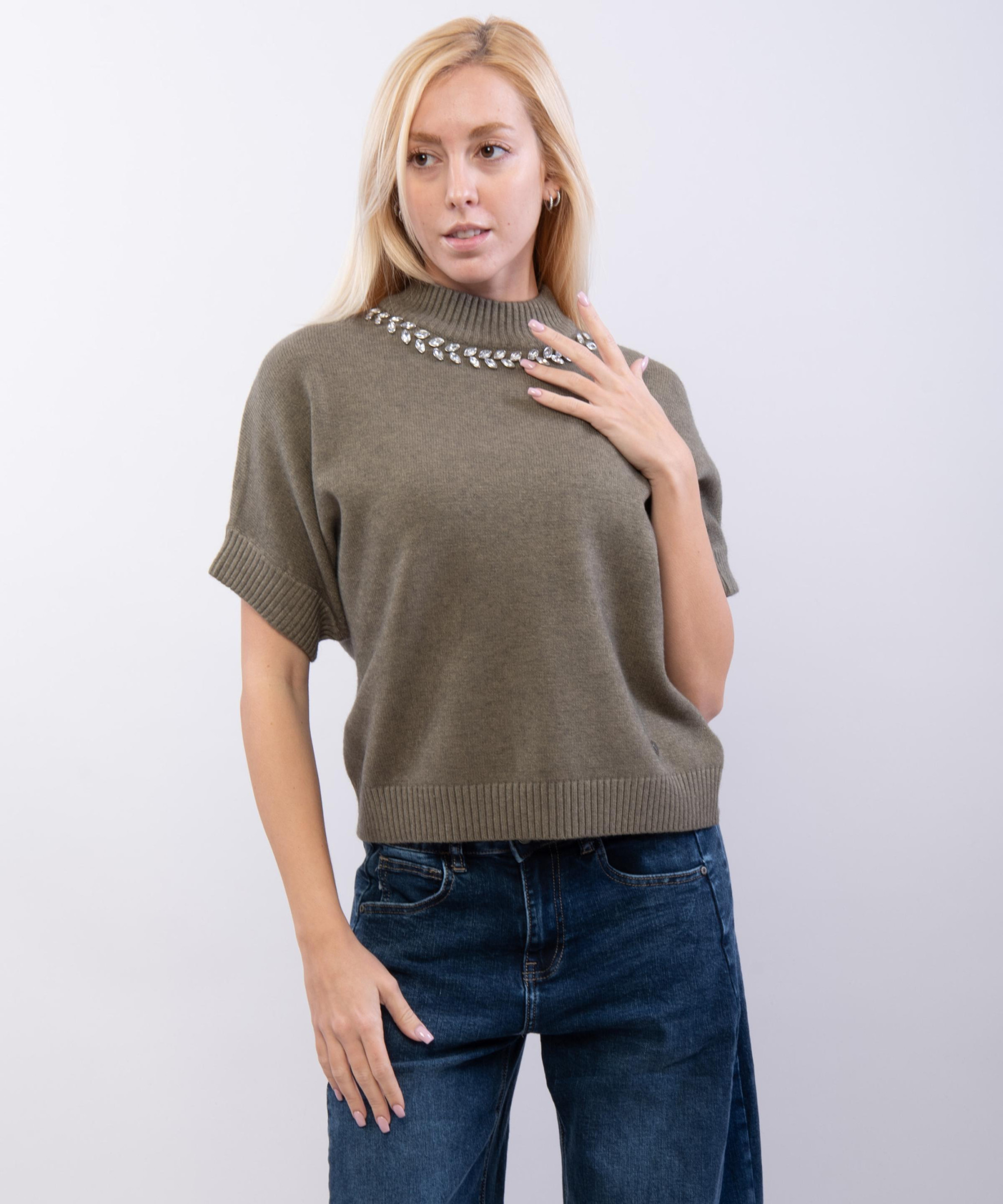 Maglia maniche corte con dettaglio brillanti al collo