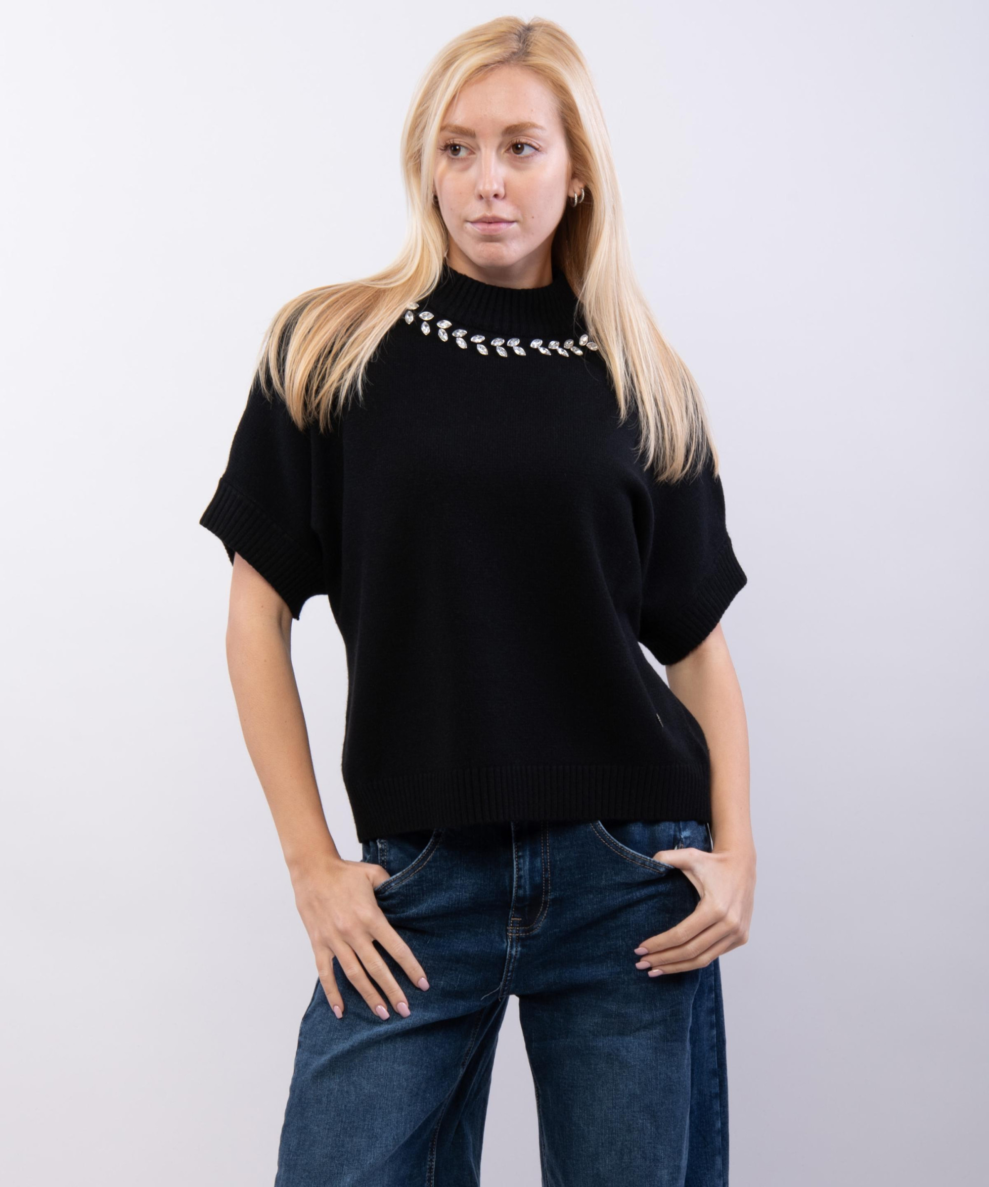 Maglia maniche corte con dettaglio brillanti al collo