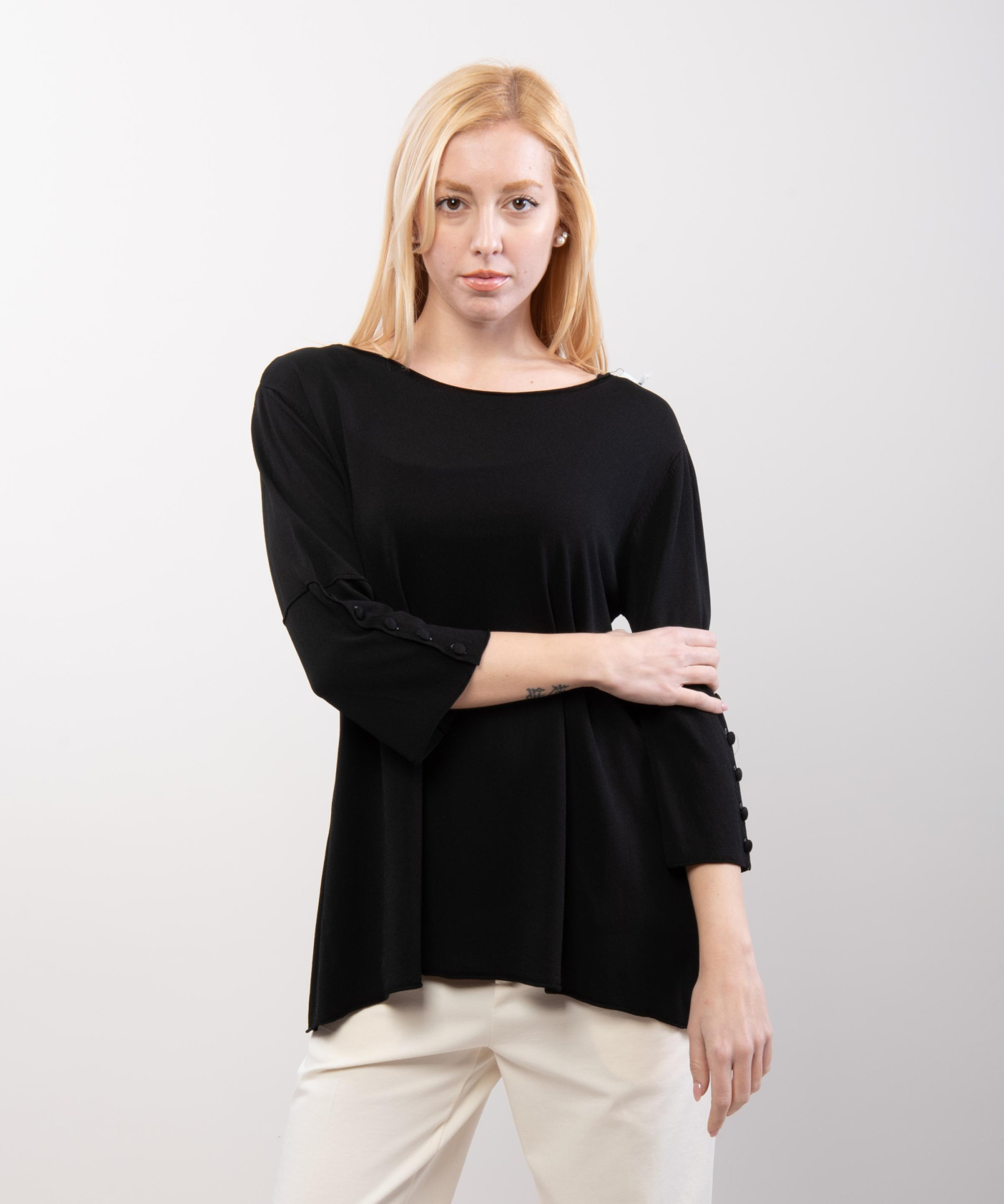 Maglia con bottoni decorativi sulle maniche