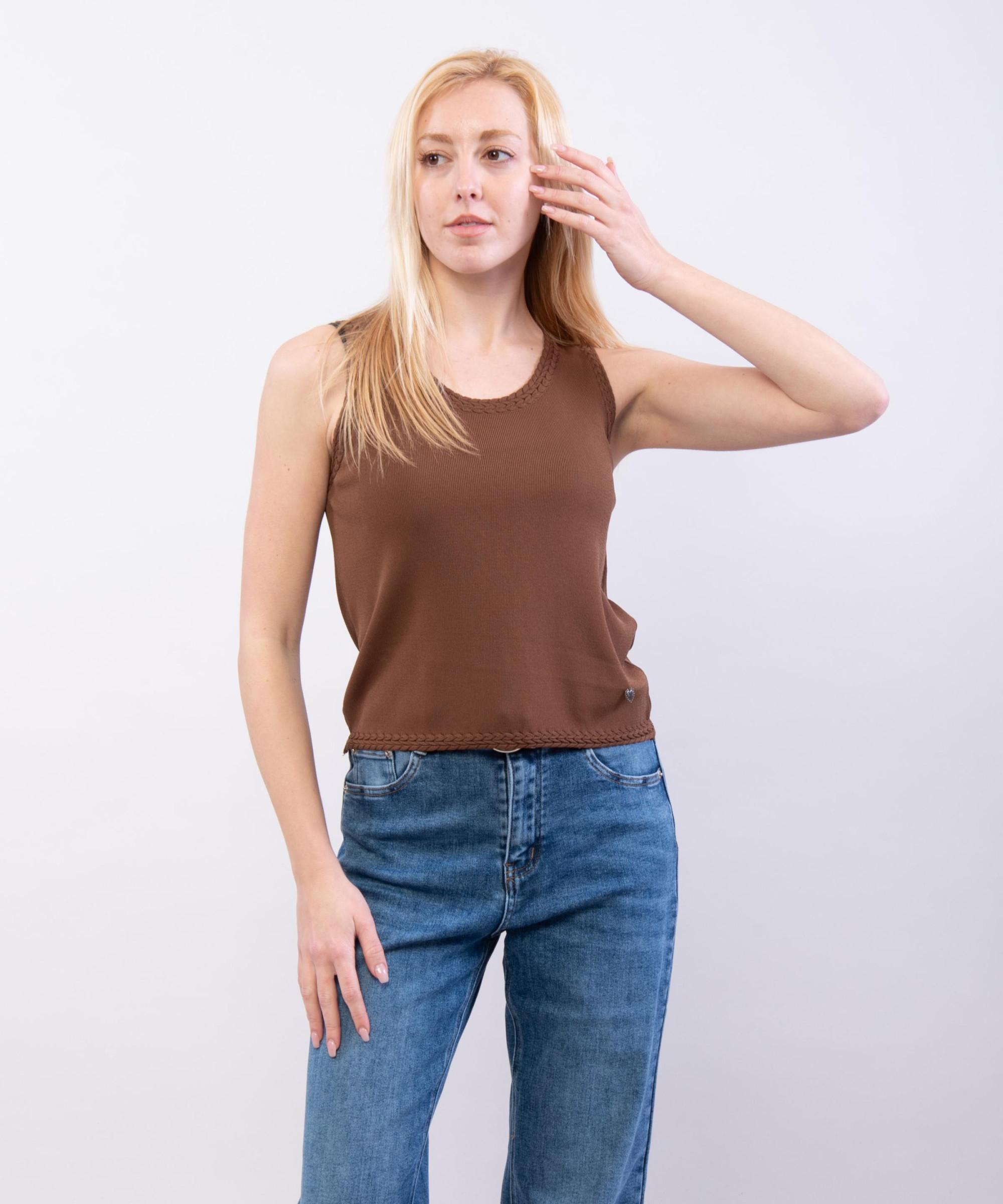 top con trecce ai bordi