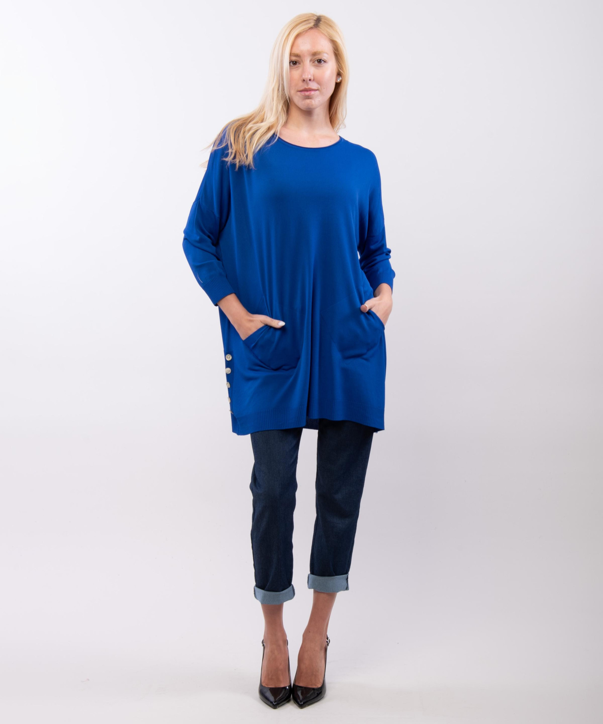 Maglia con tasche e bottoni laterali