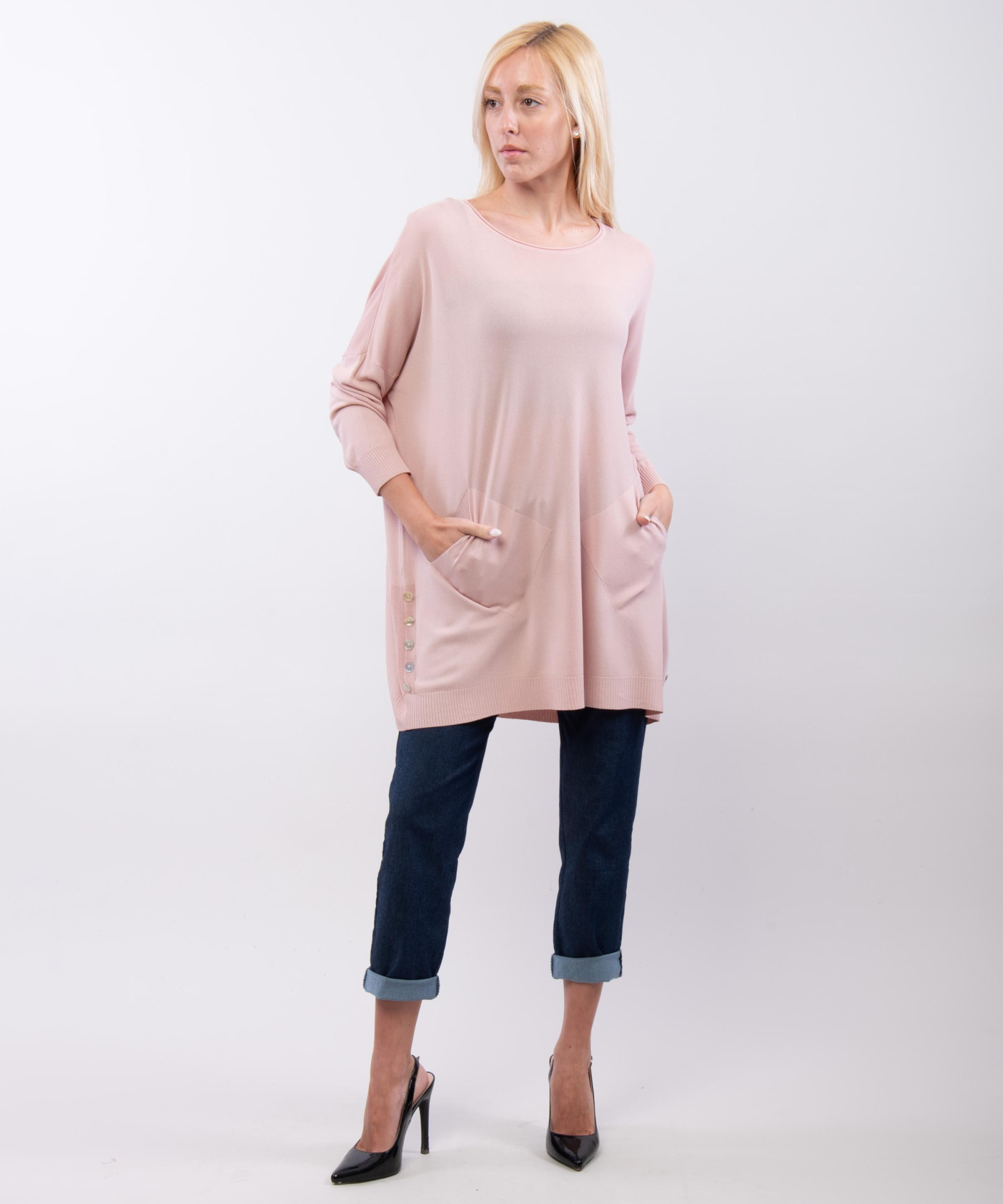 Maglia con tasche e bottoni laterali