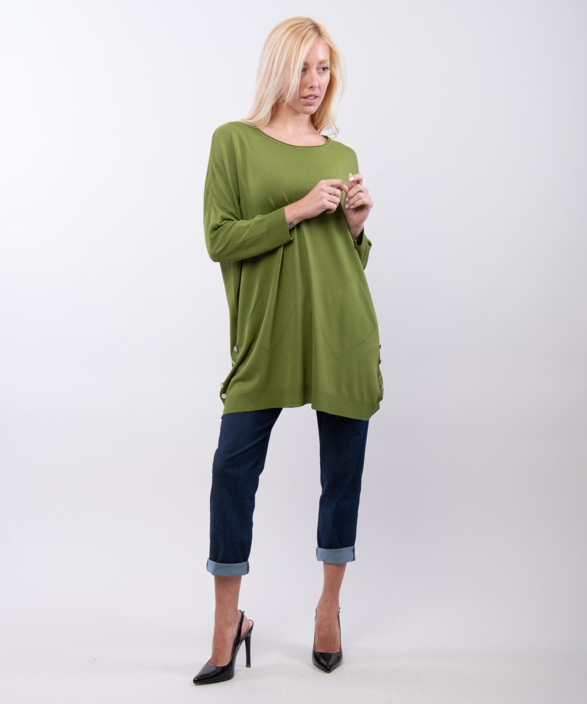 Maglia con tasche e bottoni laterali