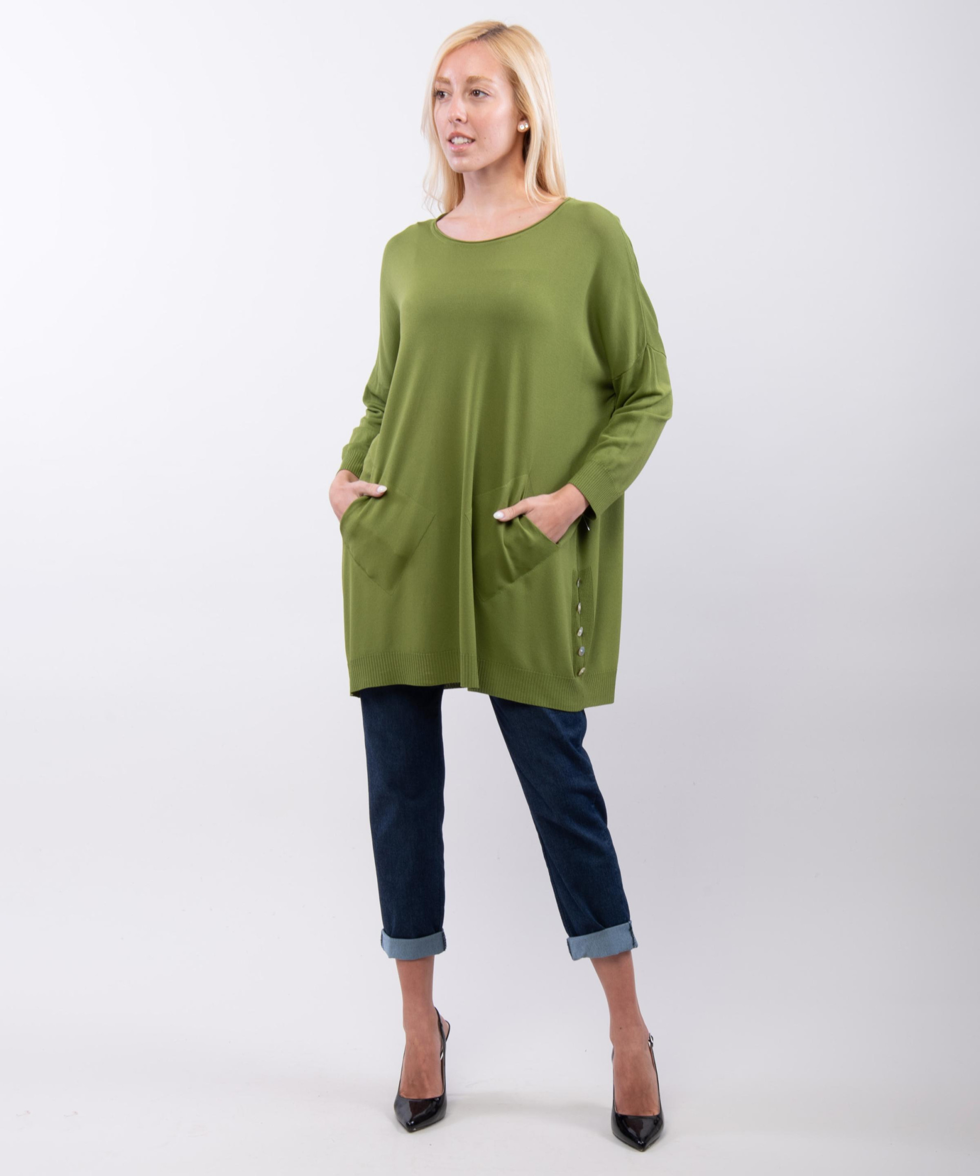 Maglia con tasche e bottoni laterali