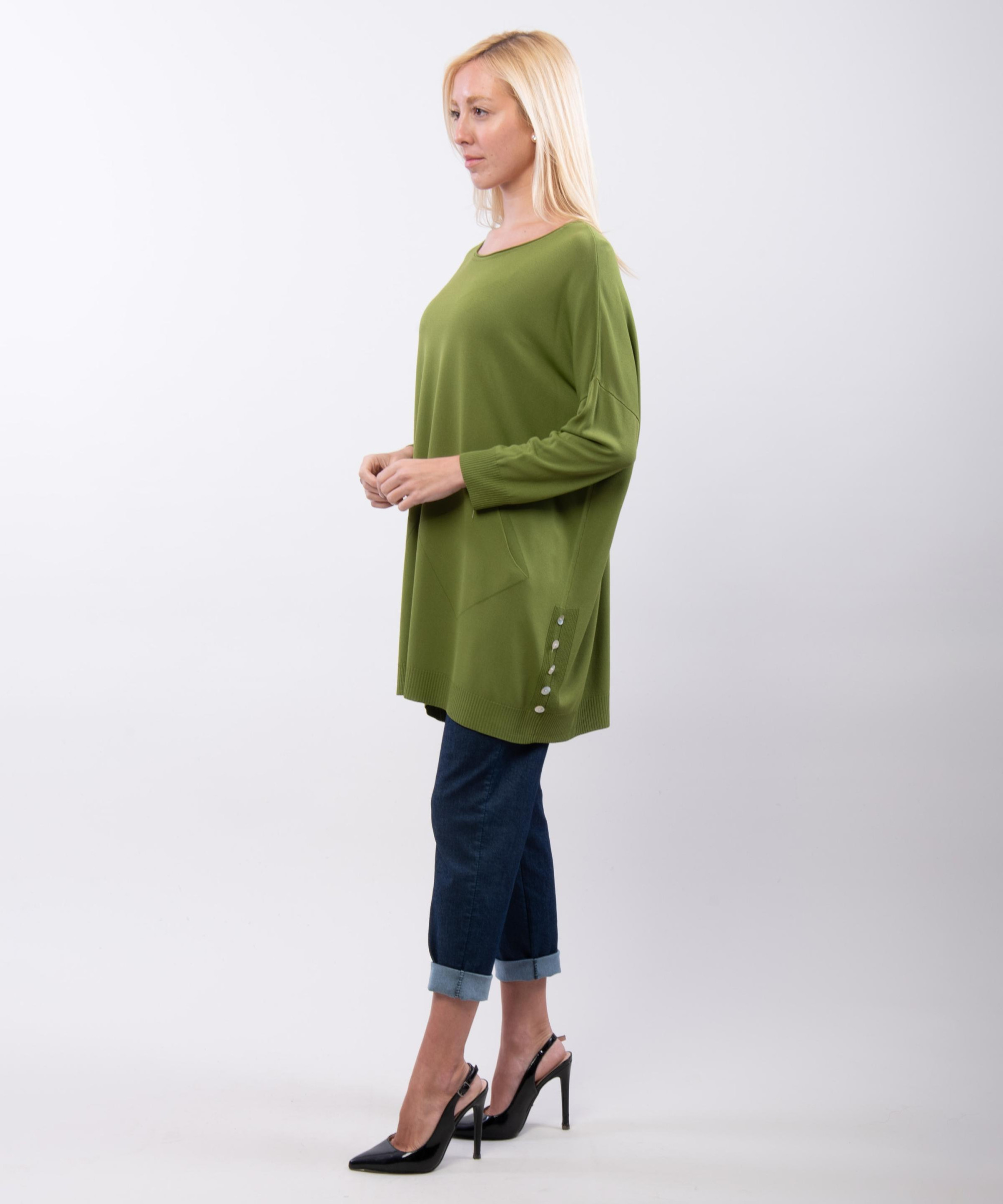 Maglia con tasche e bottoni laterali