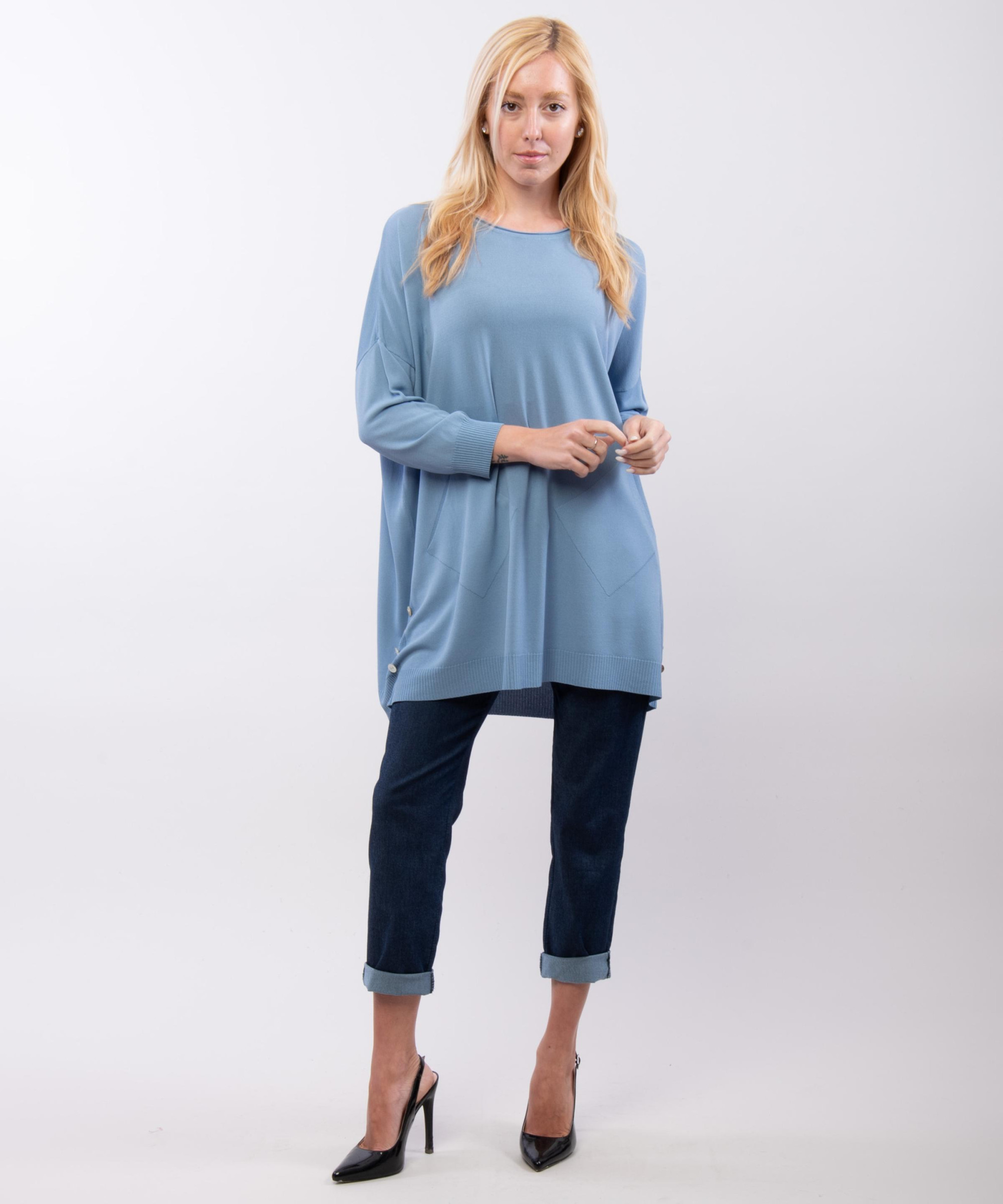 Maglia con tasche e bottoni laterali