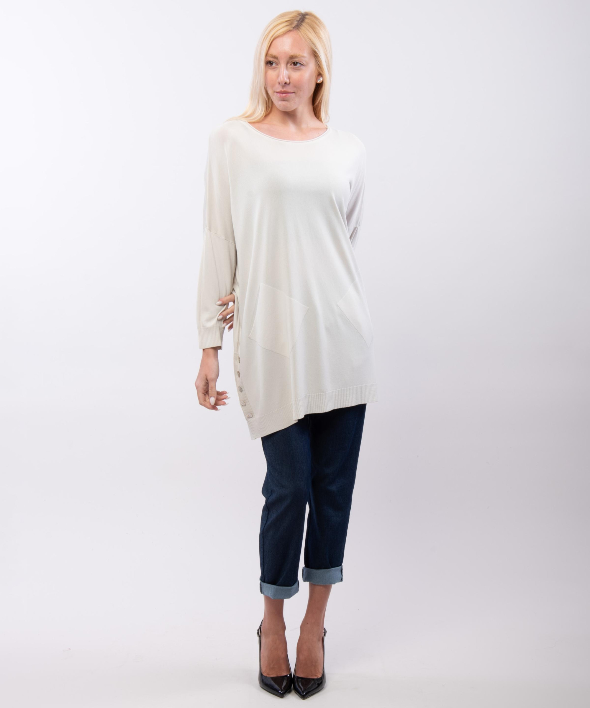 Maglia con tasche e bottoni laterali