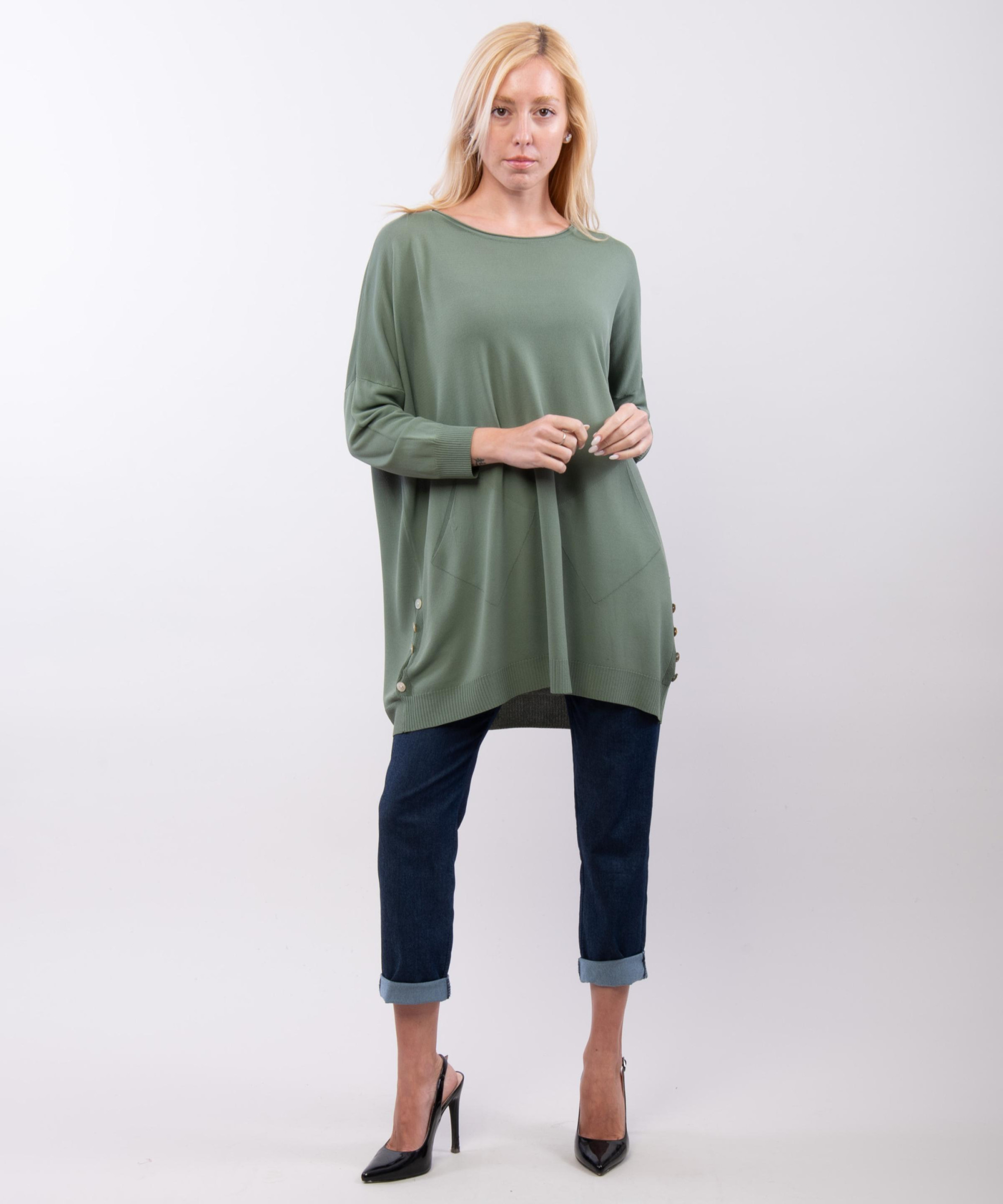 Maglia con tasche e bottoni laterali